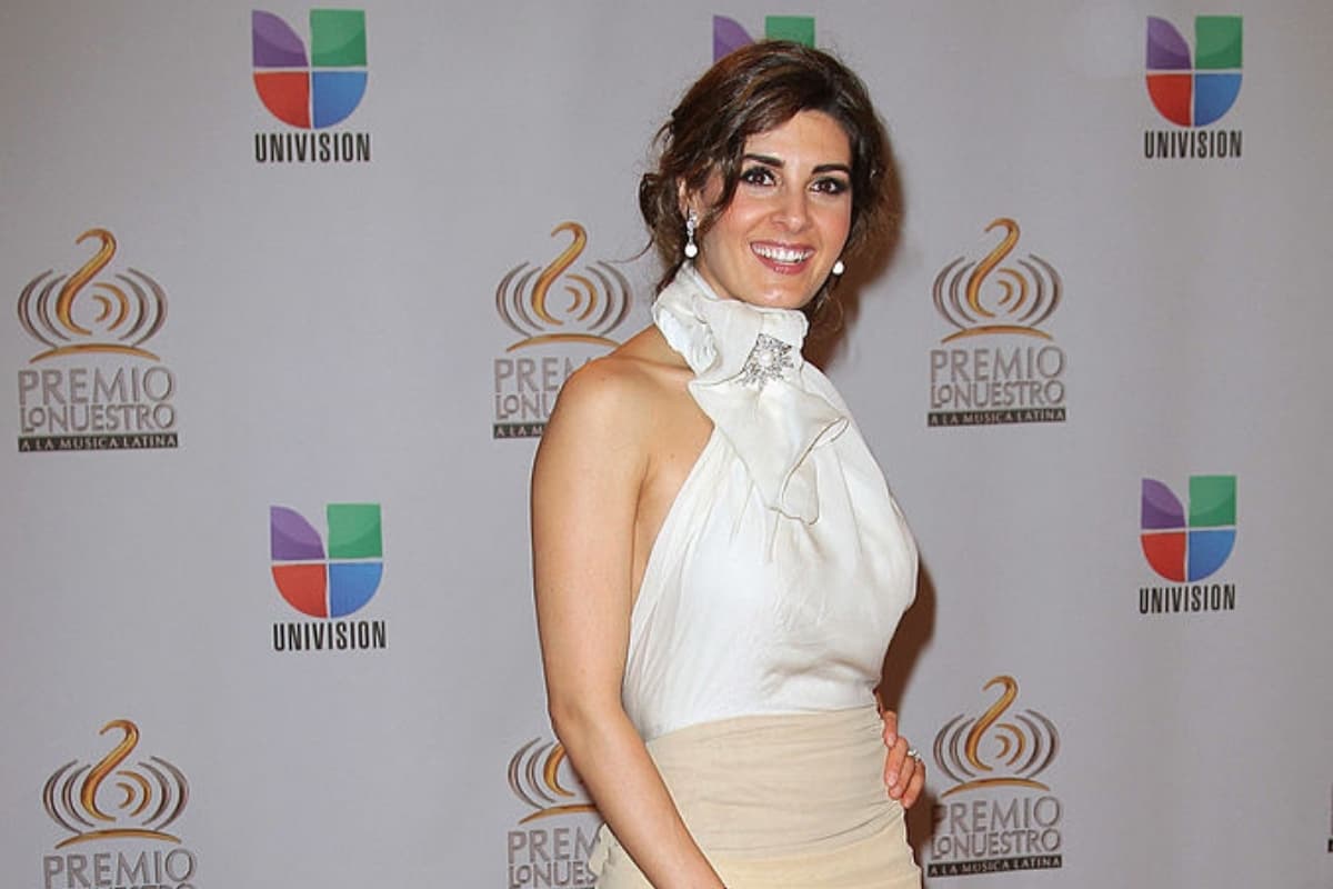 Mayrín Villanueva festejó sus 50 años en mini vestido y botas vaqueras: así fue su fiesta