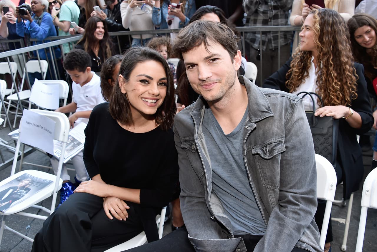 Mila Kunis sólo baña a sus hijos cuando les ve la mugre: expertos explican si está mal su práctica