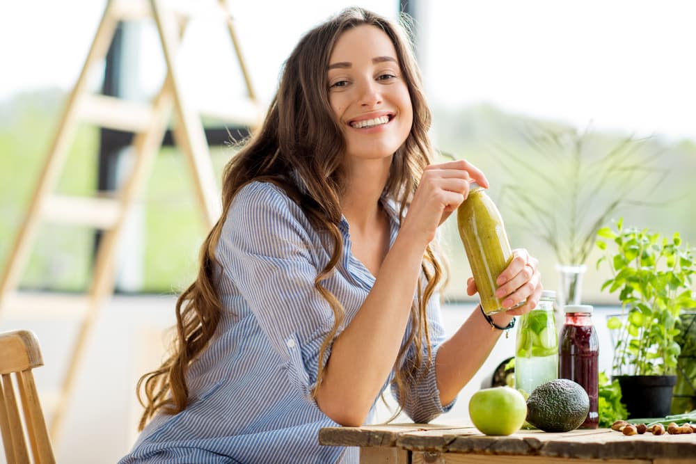 Baja los niveles de colesterol con un fresco jugo de piña y limón: te decimos cómo prepararlo