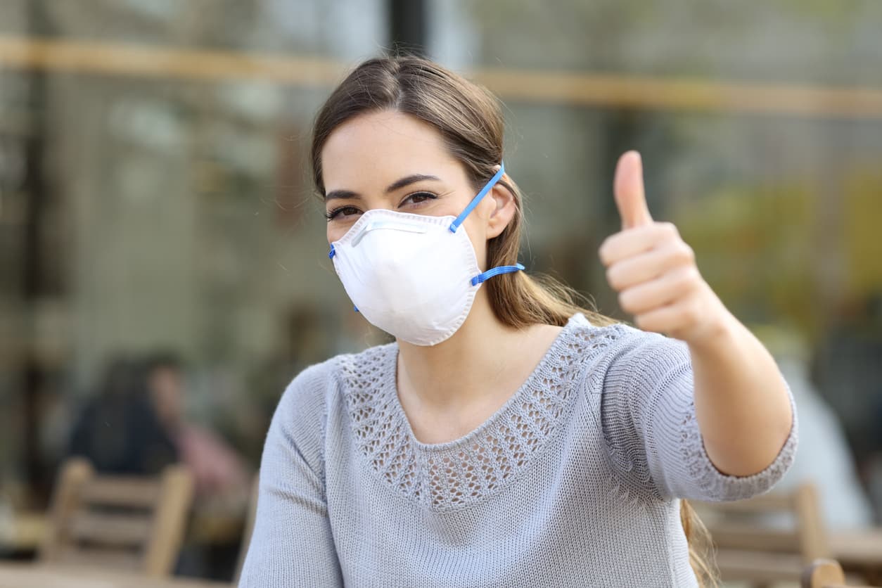 ¿Por qué debes utilizar cubrebocas aunque ya estés vacunado? Te explicamos