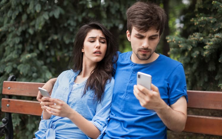 Sólo las personas inseguras revisan el celular de su pareja: 4 razones para no hacerlo