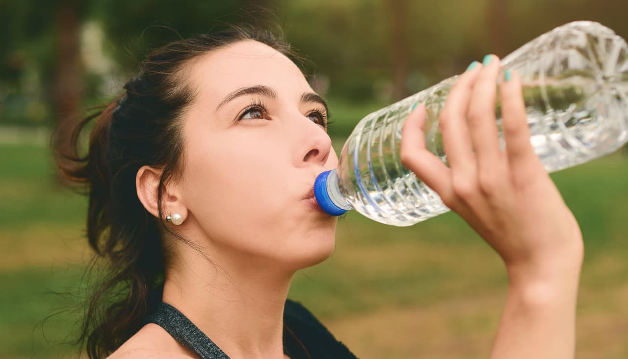 3 precauciones que debes tener al beber agua durante el ejercicio: expertos advierten