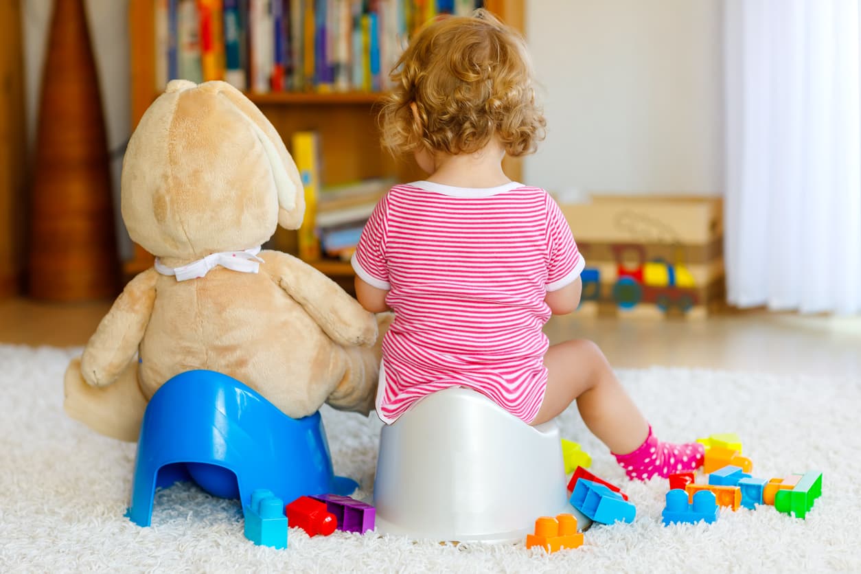 Señales de que tu hijo está listo para aprender a ir al baño (sin estrés ni presiones)