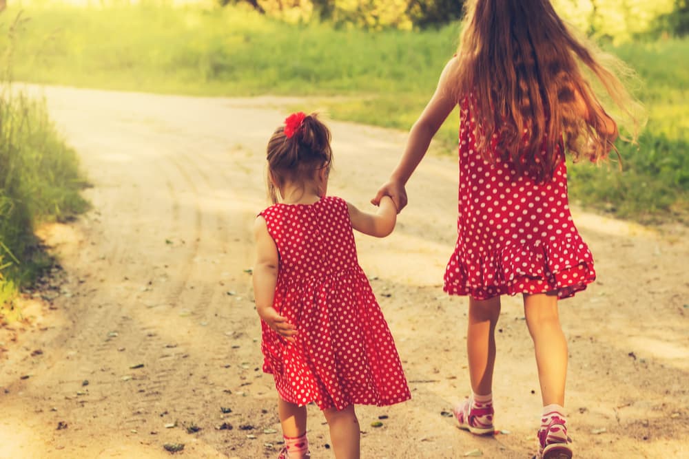 Tener una hermana mayor te hace más feliz, según la ciencia