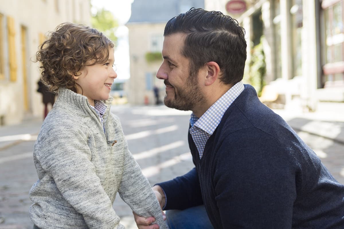 Lo primero que debes hacer es 
<b>definir qué es un "extraño"</b> con tus hijos. Puedes decir: "Un extraño es alguien que no conocemos en absoluto o que conocemos muy bien. Muchas personas son amables y tienen buenas intenciones, pero no podemos saber quién es con sólo mirarlas".