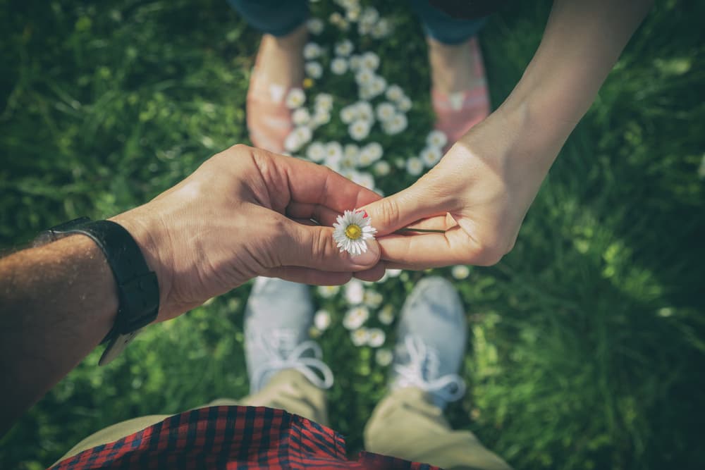 Tener una pareja diferente a ti puede beneficiarte: 5 razones para salir con un opuesto