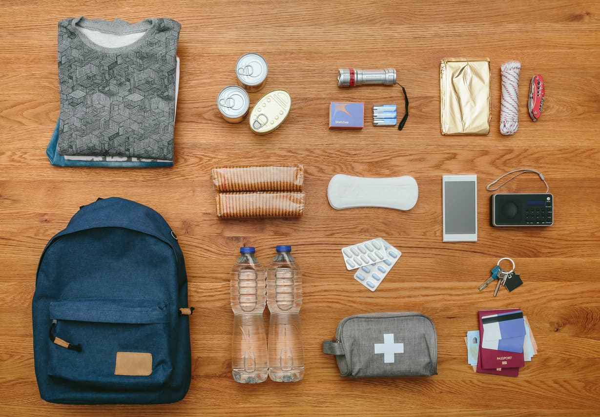 Recuerda guardar los artículos en 
<b>bolsas de plástico herméticas </b>y colocar todo el equipo de suministros para desastres en uno o dos recipientes fáciles de transportar, como contenedores de plástico o una bolsa de lona.