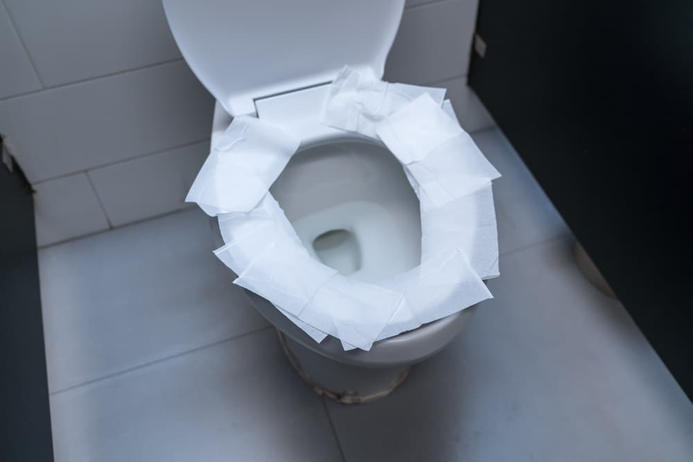 ¿Evitas ir a baños públicos? Así es como esta decisión podría poner en riesgo tu salud