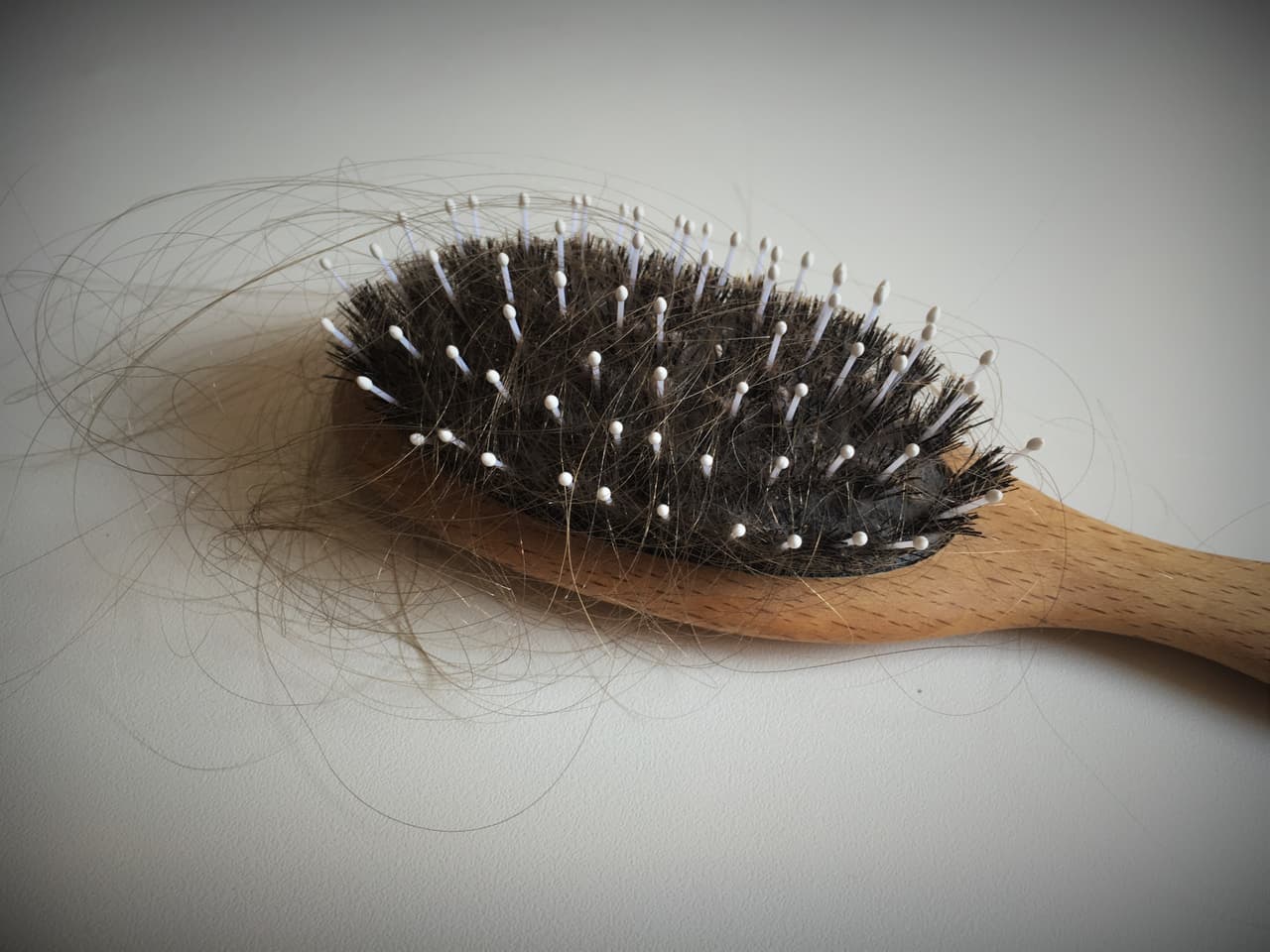 ¿Se te cae mucho el pelo y no sabes por qué? Cuidado, podría ser una enfermedad