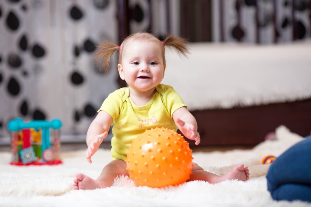 Estimula la inteligencia de tu bebé con pelotas: 5 beneficios de jugar con ellas