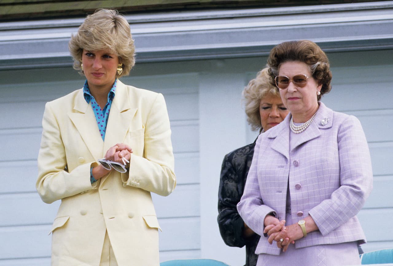 El divorcio de Diana y Carlos fue el corolario de una crisis de imágen que parecía terminal para la Casa de los Windsor, por el nivel de impopularidad que llegaron a tener entre la ciudadanía. Con la muerte de la princesa en un accidente de tránsito en París los resquemores contra la familia real crecieron, pero la reina logró capitalizar el luto nacional y eventualmente retomar el afecto de sus súbditos.