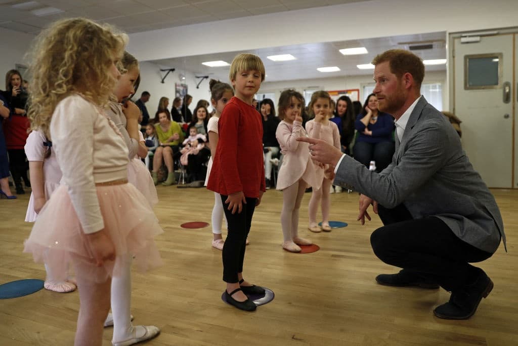 El príncipe Harry tomó una clase de ballet por una buena causa, ¡el video te derretirá!