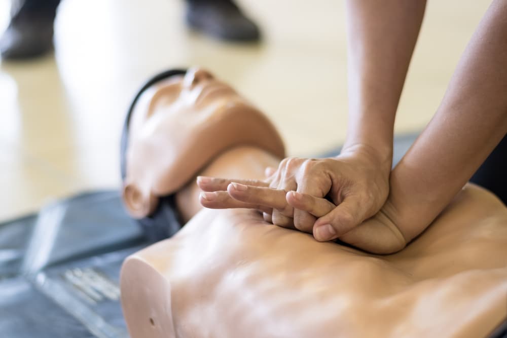 Un médico compartió los pasos a seguir en caso de ver que alguien sufre un paro cardiorrespiratorio