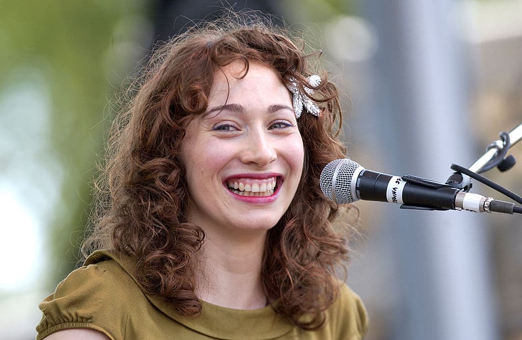 La música 
<b>Regina Spektor </b>es originaria de Rusia, pero con familiares de Ucrania. Tras el inicio de los ataques, compartió una fotografía de ella de niña con una larga reflexión sobre la situación actual.