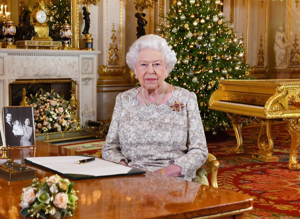 La reina Isabel envió un mensaje a la Luna: causó polémica en Estados Unidos