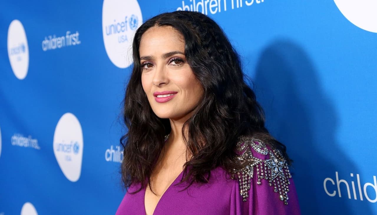 ¡Angelina Jolie embarró de pastel a Salma Hayek! La aventó para la típica 'mordida': video