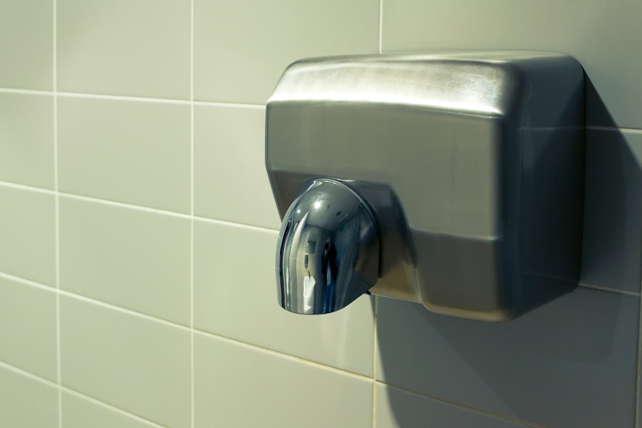 Usar el secador de manos en el baño es pésima idea (incluso puede provocarte diarrea)