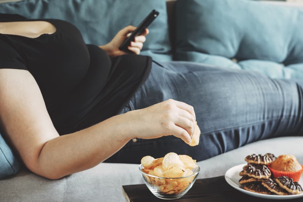 <b>Pasas demasiado tiempo sentado o tumbado. </b>Estar sentado demasiado tiempo puede estar relacionado con la obesidad, las enfermedades cardíacas y la hipertensión. Reduce el colesterol "bueno", que ayuda a eliminar el malo, y aumenta los niveles de triglicéridos. Esto es así incluso si haces ejercicio con regularidad. Si trabajas en un escritorio, intenta levantarte y moverte cada 30 minutos, o piensa en utilizar un escritorio de pie.
<br>