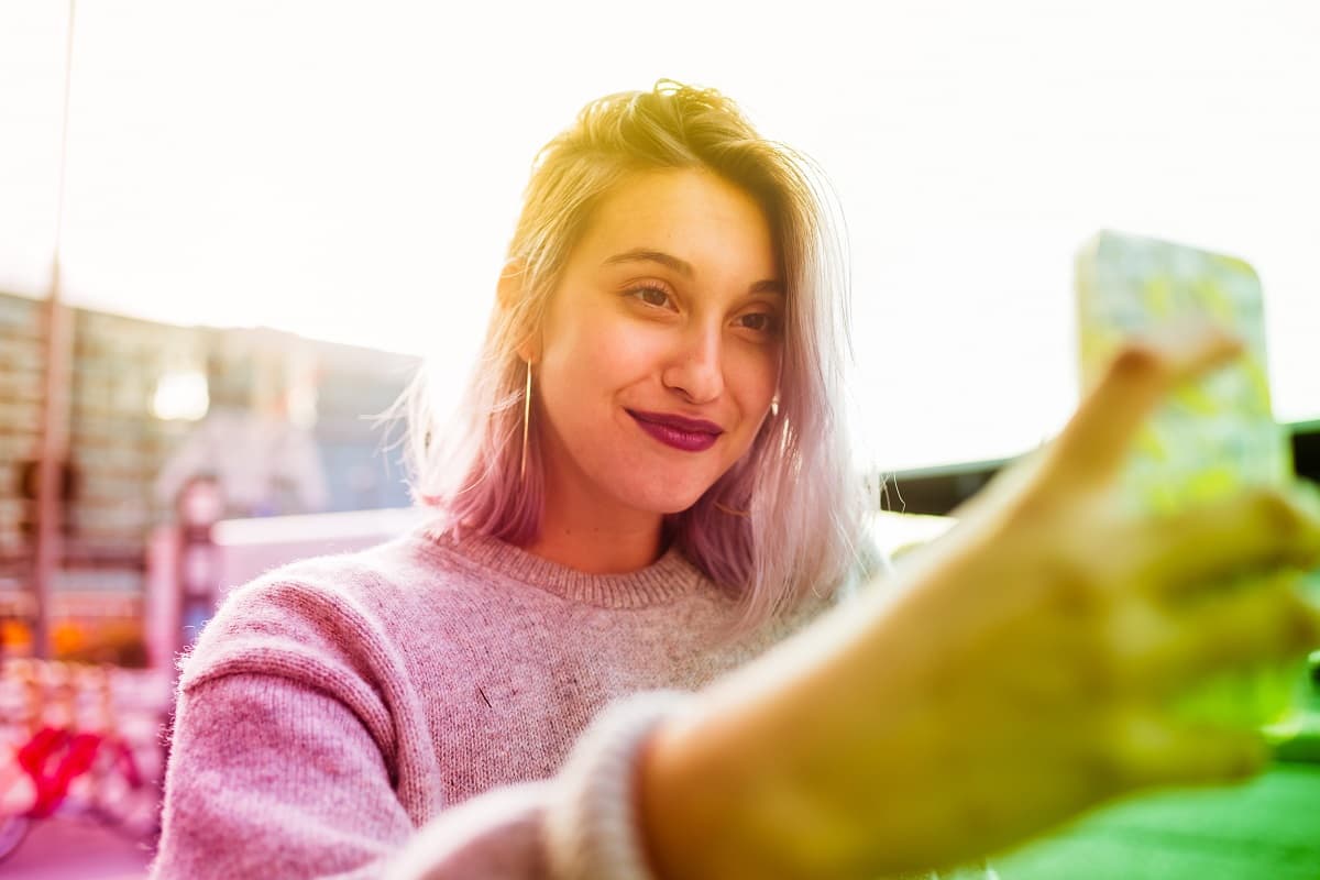Un fotógrafo enseña cómo sacar la selfie perfecta y el secreto está en los ojos