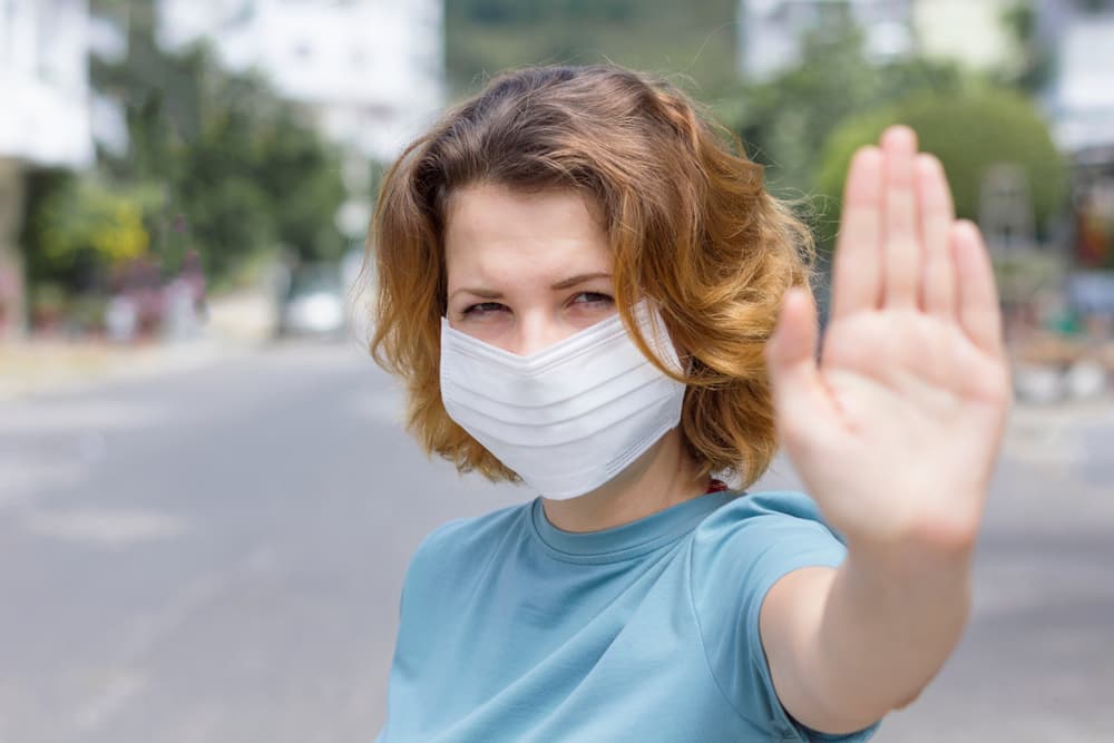 Mantenerte a 2 metros de otras personas podría no ser suficiente para evitar el coronavirus