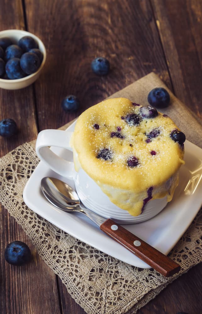 Muffin de arándano en una taza: fácil, delicioso y ¡lo puedes hacer en microondas!