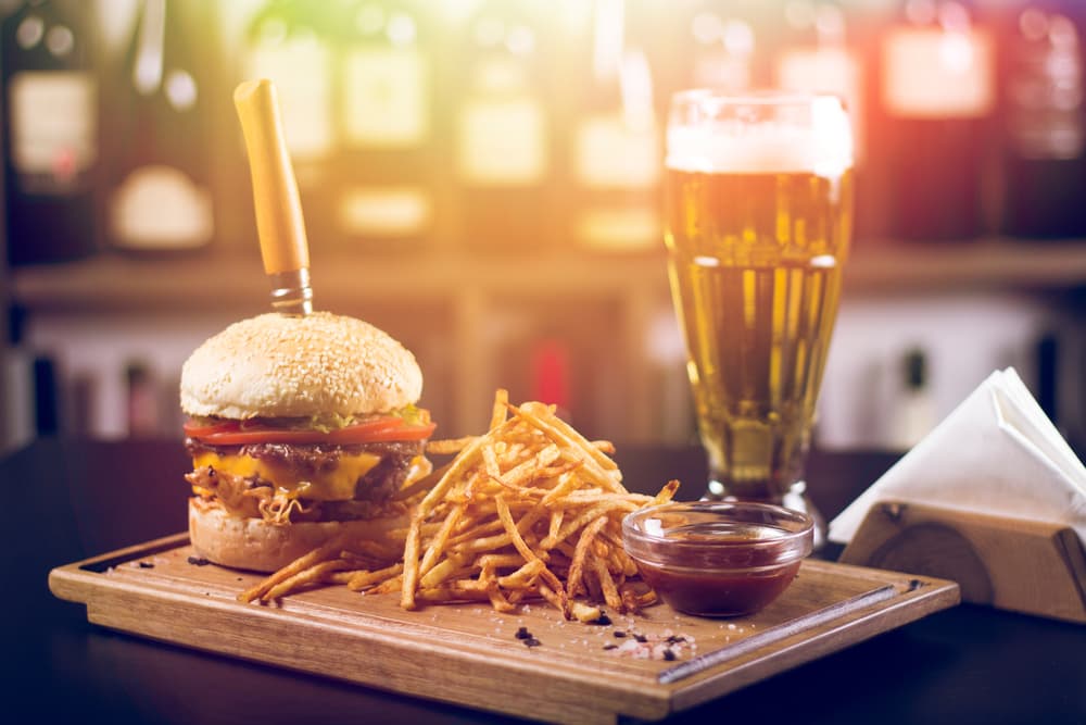 Esta hamburguesa rellena de panceta y cheddar es lo más delicioso que probarás hoy (y siempre)