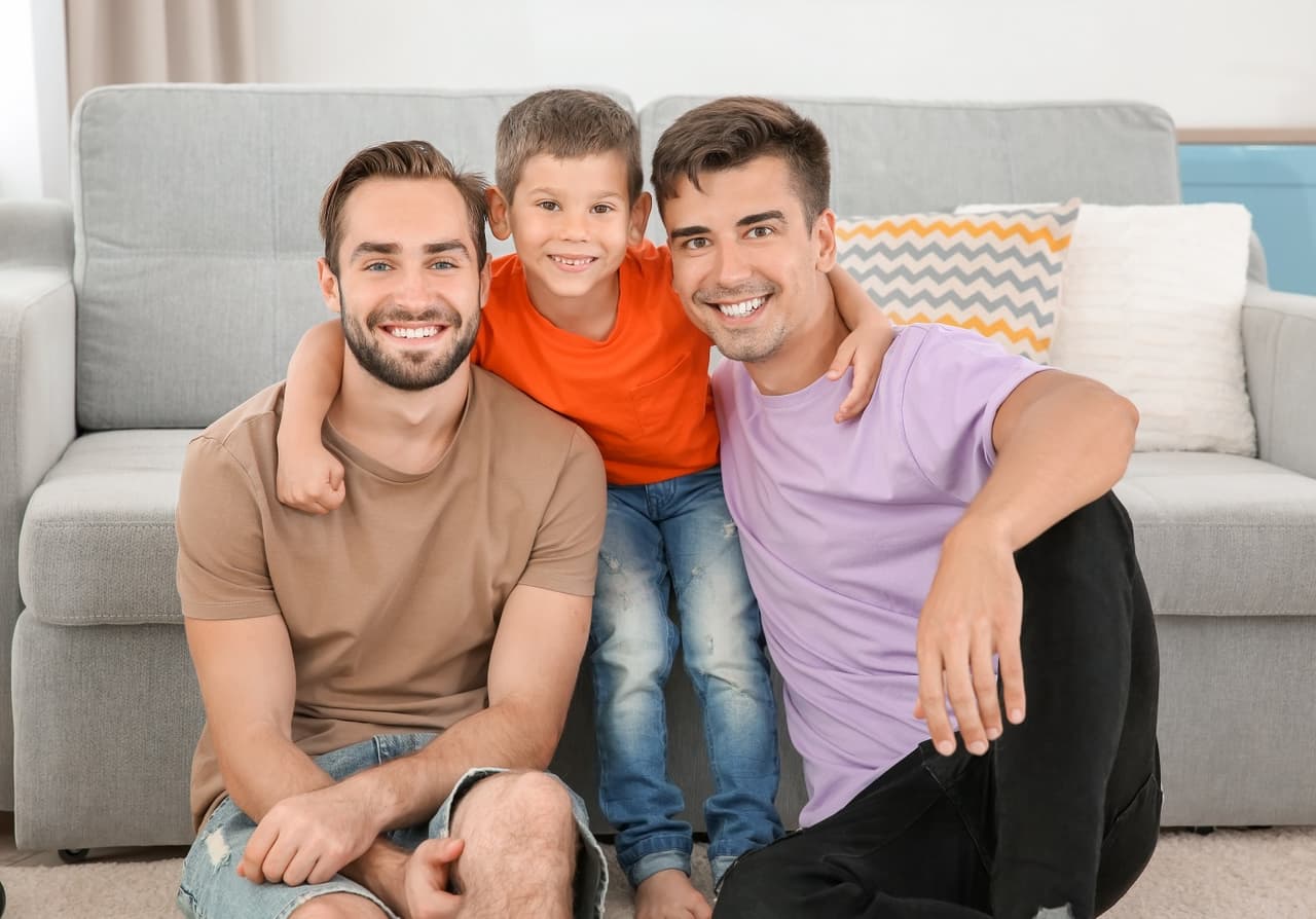 6 niños fueron adoptados A LA VEZ por dos papás ¡Las fotos son adorables!