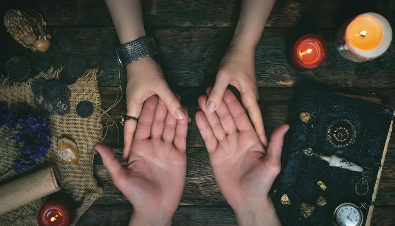 ¿Tienes lunares en la mano? La quiromancia te explica qué significan