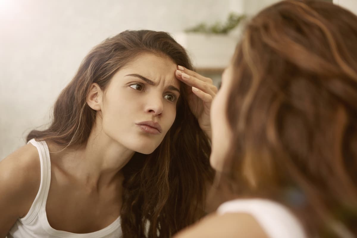 Dile adiós a los granos y a las ojeras con estos trucos para lucir una piel de impacto