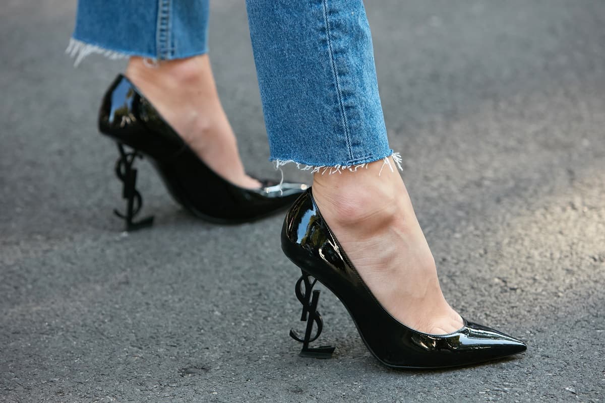 Zapatos y bolsas de charol, el mejor complemento para hacer más elegante tu outfit