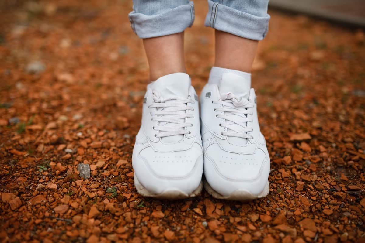 Tus tenis blancos se verán como nuevos si los lavas con vinagre y otros trucos más