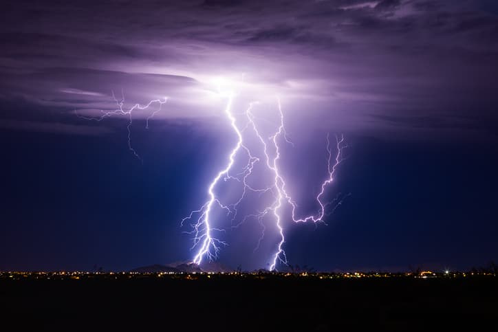 Nunca deberías lavar trastes mientras llueve, podría ser muy peligroso: te explicamos