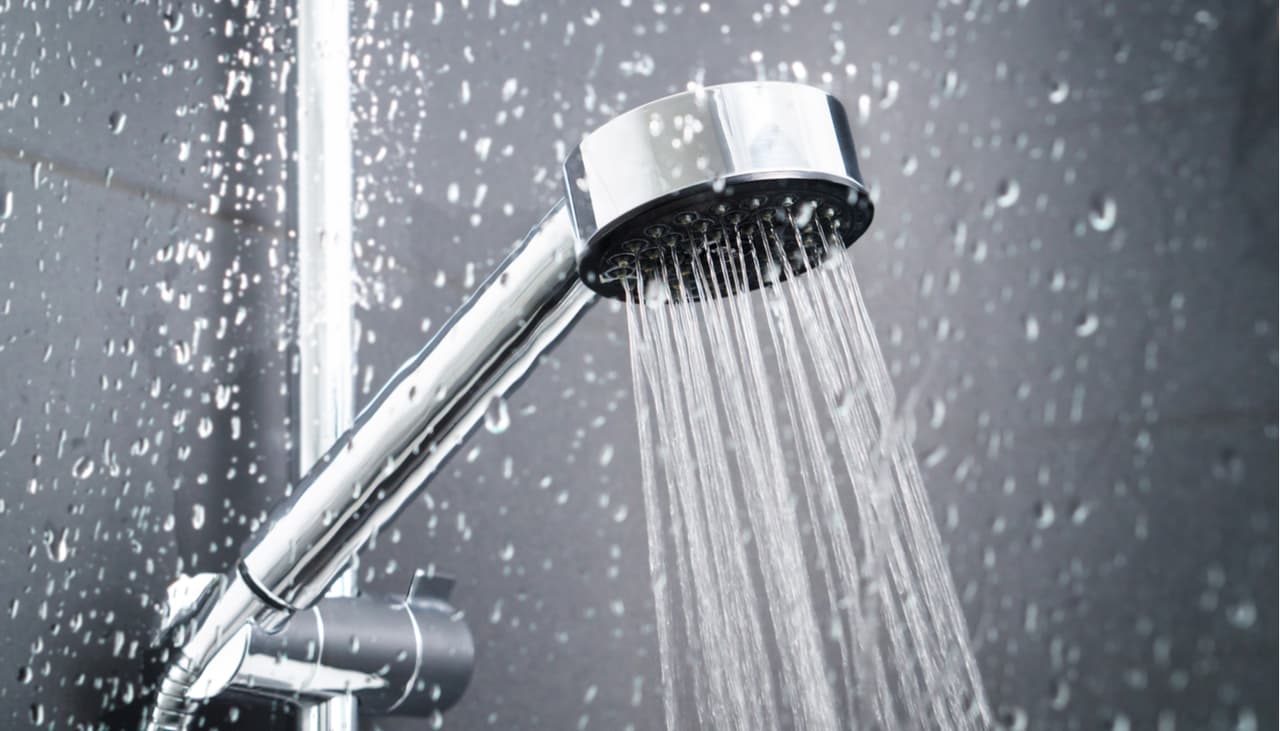 Mejorar tu calidad de sueño es uno de los 4 beneficios que tendrás al bañarte con agua fría