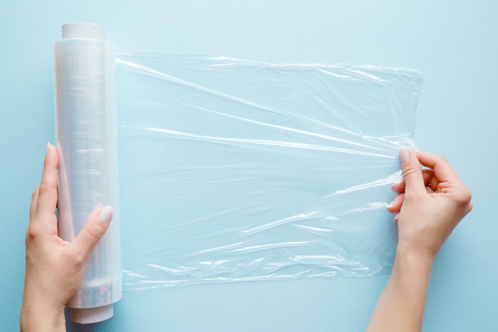 El papel film no sólo sirve para la comida: otros usos prácticos que harán tu vida más fácil