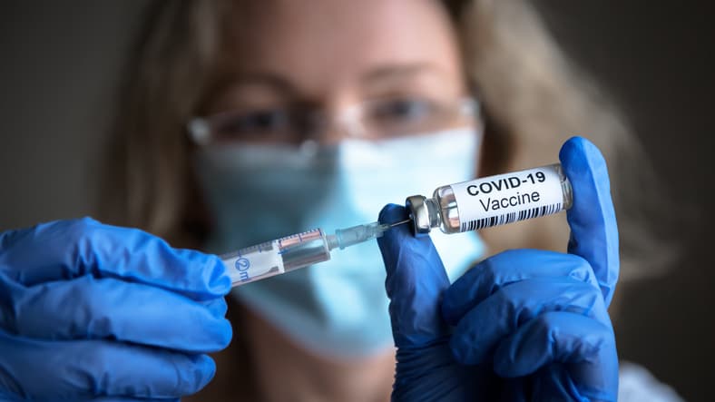 Las infecciones por covid-19 se redujeron con las vacunas y además trajeron ahorros hospitalarios en Estados Unidos