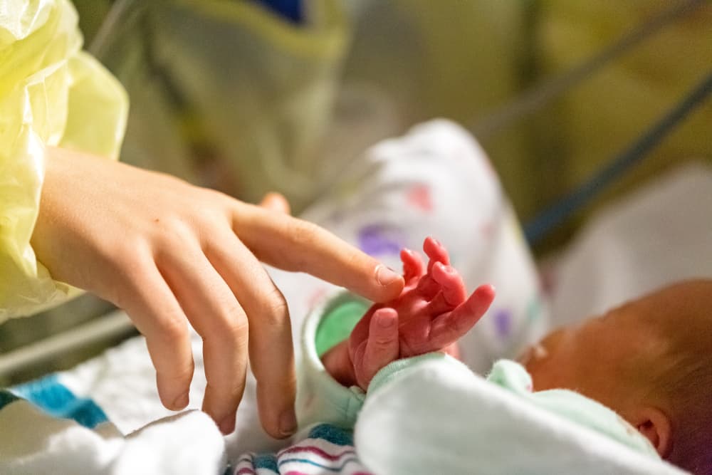 La demanda que acusa a un hospital de Florida de romperle el cuello a una bebé prematura y ocultar la lesión que le causó la muerte