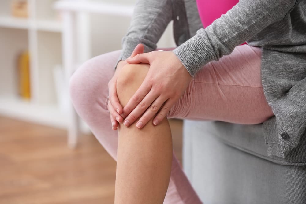 ¿Sientes dolor en las rodillas? Una experta nos dice qué lo causa y cómo aliviarlo