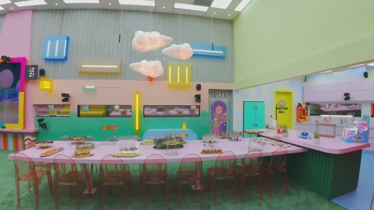 El comedor es una de las zonas donde más destaca los colores pasteles y las luces neón, además de que cambió completamente el concepto con una barra principal.