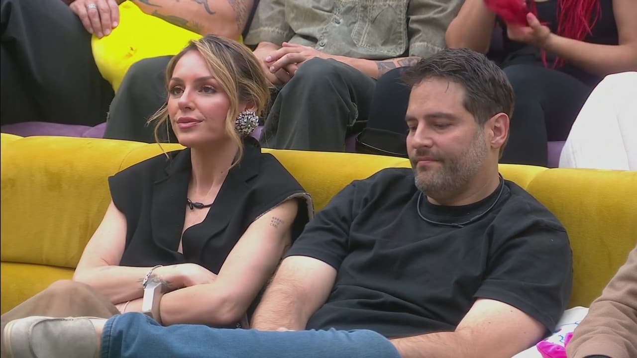 La Jefa se queja del atuendo de Gema Garoa; la actriz revela, con voz entrecortada, lo que le pidió