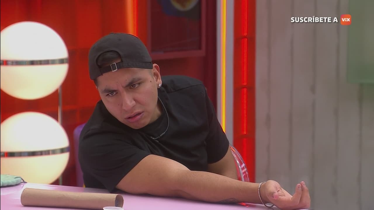 La Jefa cacha a Ese Pérez haciendo algo indebido; alza la voz y le hace fuerte exigencia