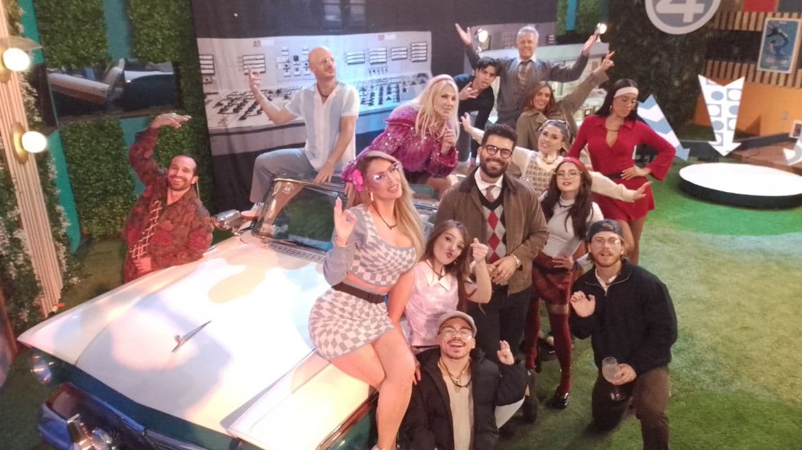 Todos posaron en el flamante coche de Los 4 Fantásticos