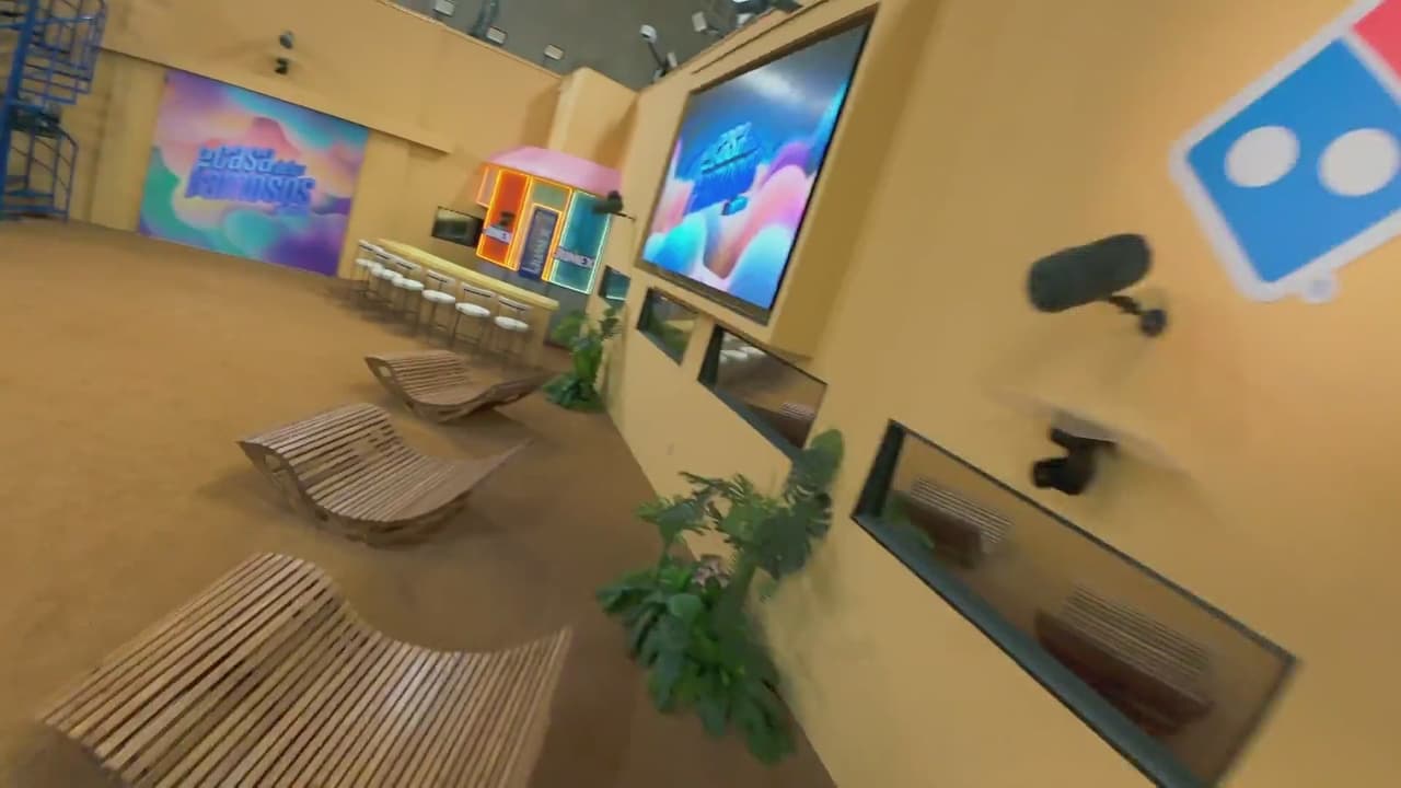 El patio tiene un look muy playero donde llaman la atención los asientos y la barra compartida.